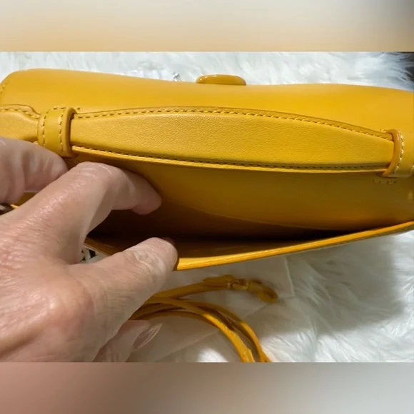 Coach Juno Crossbody Clutch Glovetanned Leather Bag in Canary Yellow
LIKE NEW - Picture 13 of 15